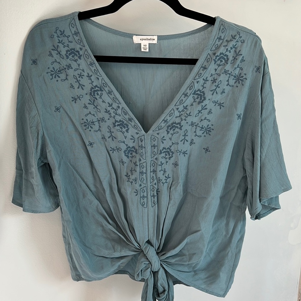 Eyeshadow XS Embroidered deep V neck tie short sleeve blouse